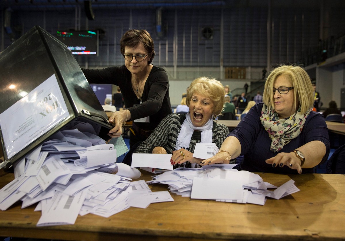 Exit polls: Konserwatyści Davida Camerona triumfują w wyborach w Wielkiej Brytanii
