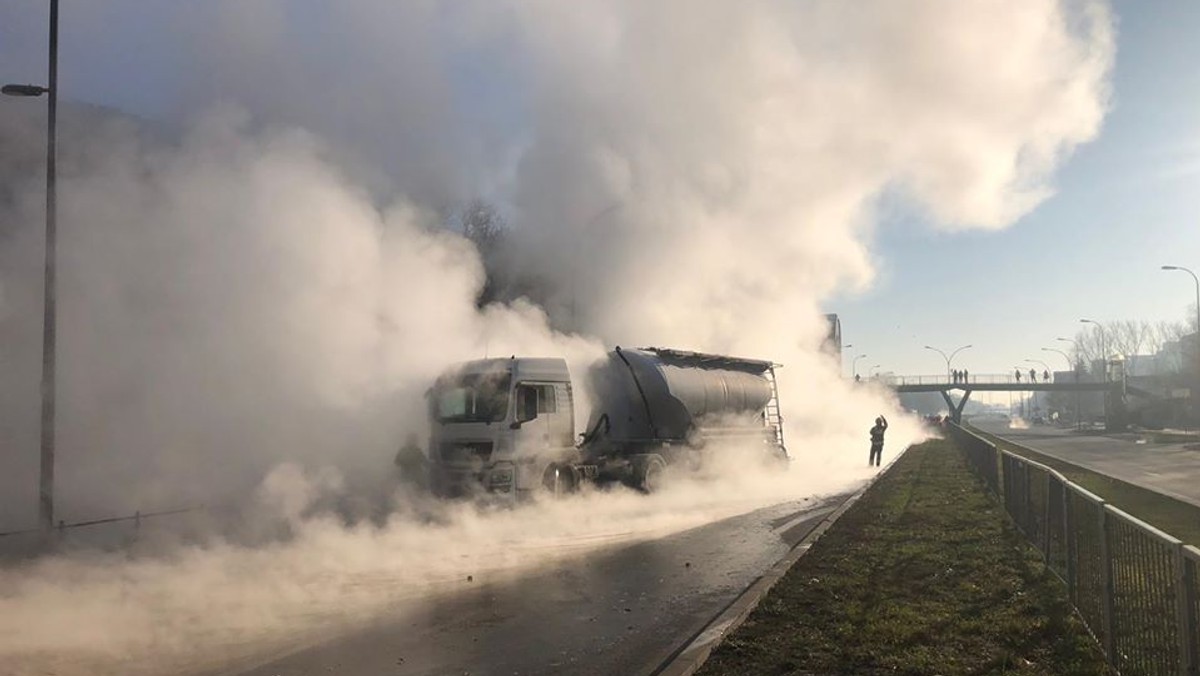 Kłęby pary na ulicach Warszawy