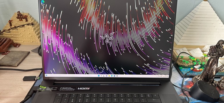 Głośny potwór dla graczy. Jego cena poraża. RECENZJA Razer Blade