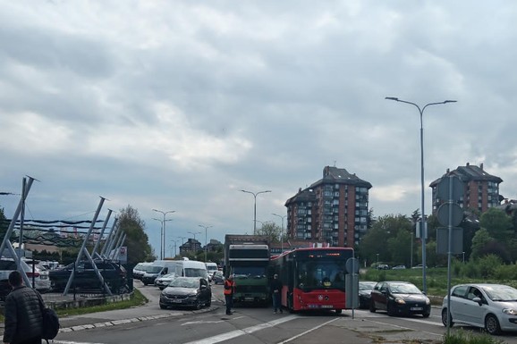 (FOTO) Sudar kamiona i autobusa na Galenici: Stvaraju se gužve