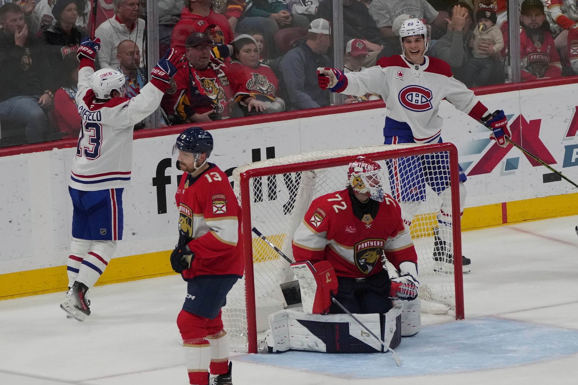 Juraj Slafkovský (Montreal Canadiens) sa raduje z gólu. 