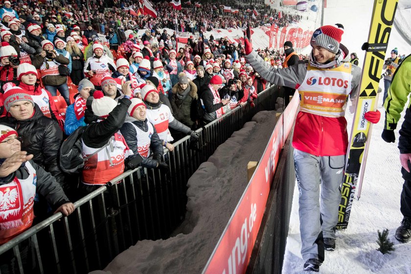 Kamil Stoch jak Adam Małysz! Kibice rzucili się na niego po konkursie