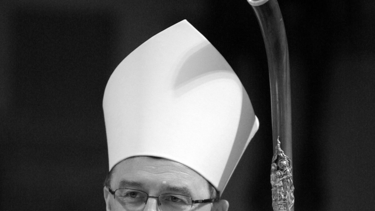 Władze Uniwersytetu Papieskiego Jana Pawła II ze smutkiem przyjęły wiadomość o nagłej śmierci arcybiskupa Józefa Życińskiego. "Odszedł wybitny intelektualista, który swoimi poglądami poszerzał perspektywy patrzenia na świat" - napisano w przesłanym PAP komunikacie .