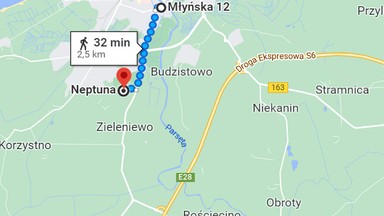 Deweloper wybudował miejsca parkingowe dla mieszkańców. Znajdują się 2,5 km od bloku