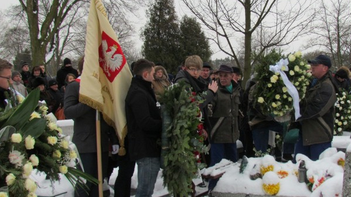 22 lutego na cmentarzu "Mania" odbył się pogrzeb Mateusza. 20-latka żegnała najbliższa rodzina, koledzy ze szkoły, nauczyciele, a także łodzianie - w sumie ponad 300 osób. Mateusz zginął 16 lutego, broniąc swojej koleżanki, z którą był na ulicy Piotrkowskiej - informuje portal mmlodz.pl.
