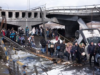 Wojna w Ukrainie. Ewakuacja ludności z Irpienia [WIDEO]