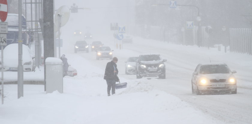 Atak zimy w całej Polsce. Sypie tak, że drogowcy miejscami są bezradni! [ZDJĘCIA]