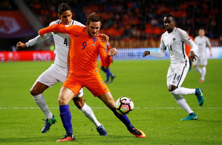 Bas Dost, Stefan de Vrij i Jeroen Zoet na cenzurowanym. Gracze reprezentacji Holandii balowali w klubie