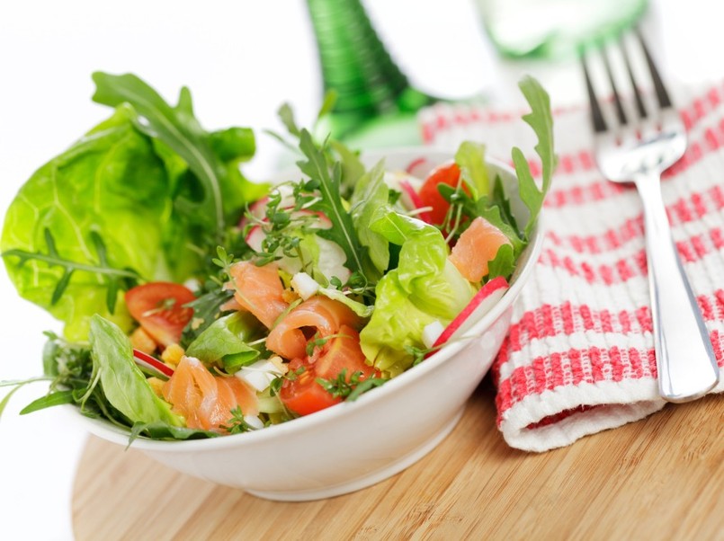 Sałatka z łososiem wędzonym i sosem czosnkowym