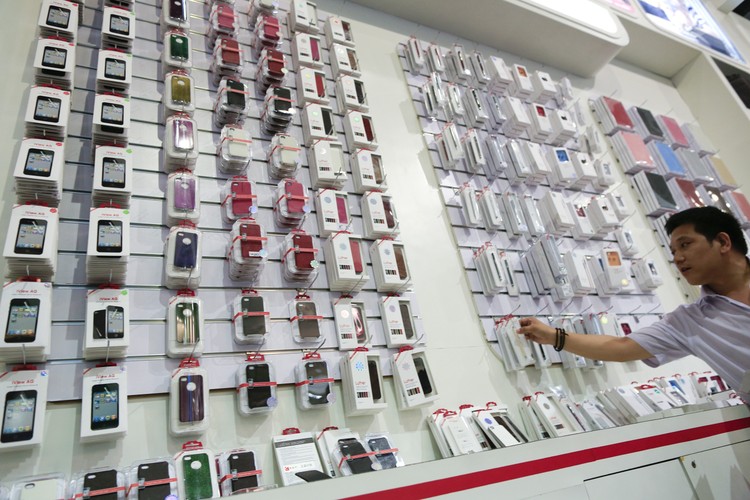 Chiny są też zagłębiem telefonów komórkowych. Roczna produkcja tych urządzeń na 1000 mieszkańców wynosi tu 840,7 sztuk. Globalna średnia jest 10 razy niższa i wynosi 83,6 komórek na 1000 osób.  W sumie roczna produkcja telefonów w Państwie Środka wynosi 1,1 mld sztuk i odpowiada za 70,6 proc. globalnej produkcji.