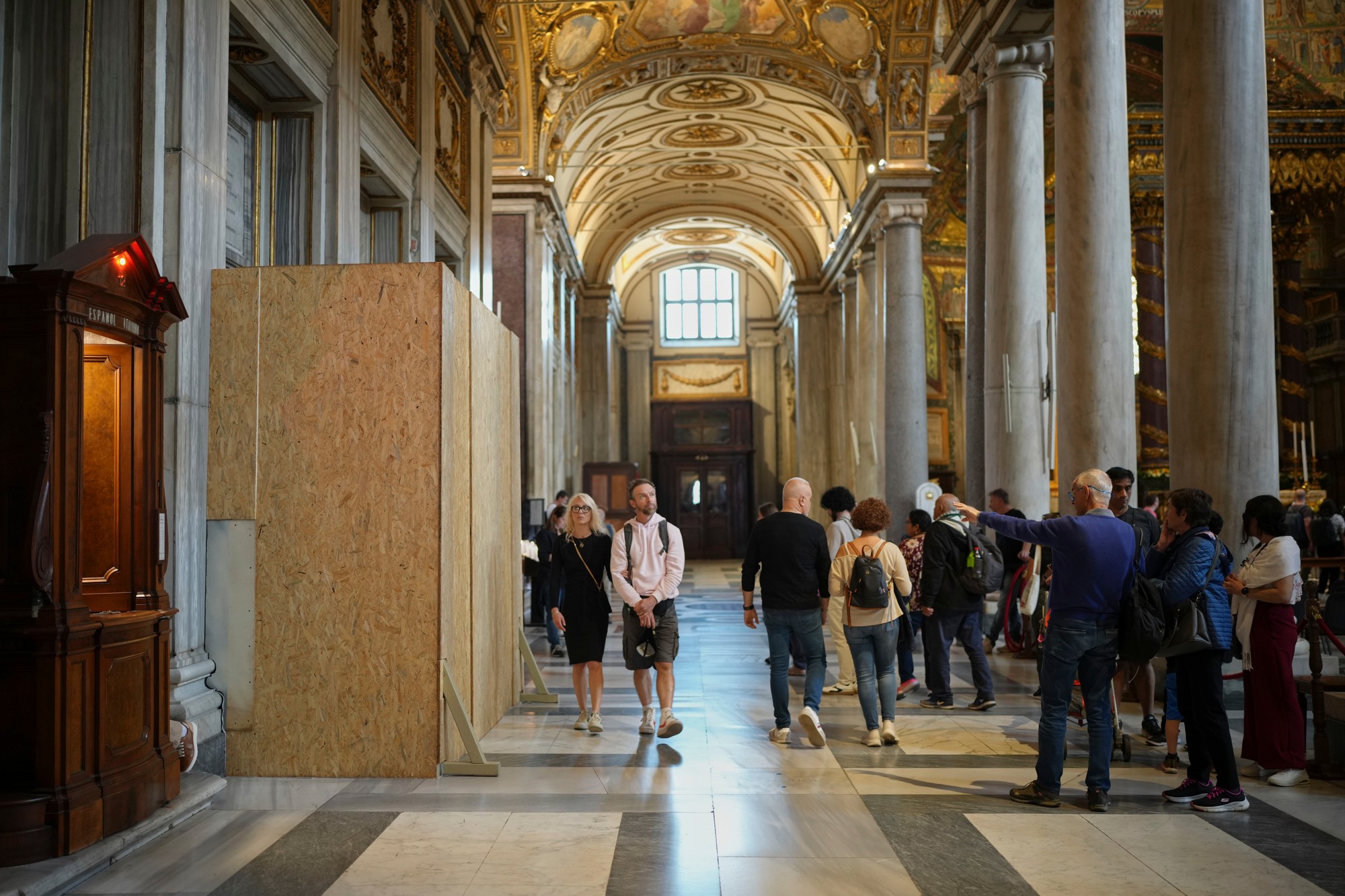 Prípravy na pohreb pápeža Františka v rímskej Bazilike Panny Márie Väčšej (Santa Maria Maggiore).
