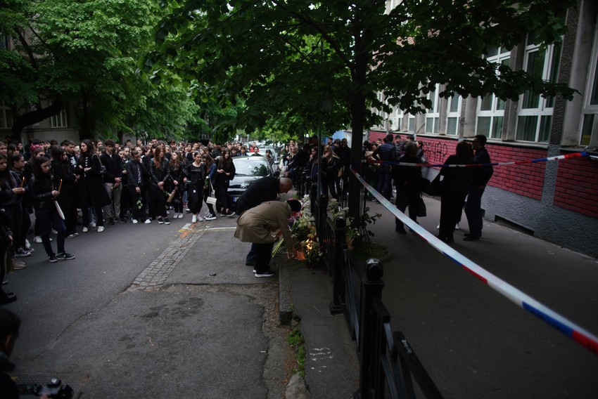 Fotografija zabeležena ispred OŠ "Vladislav Ribnikar" 