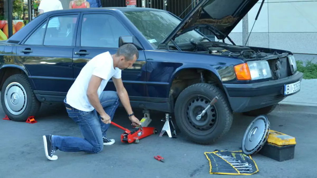 Nie baw się w mechanika na parkingu