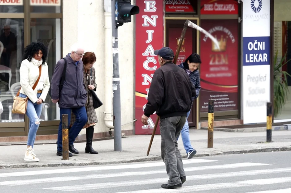 Prolaznici u delu ulice gde se dešavaju pucnjevi