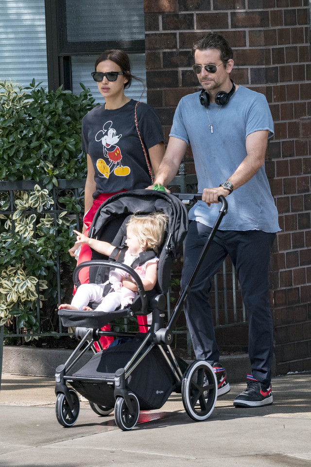 Bradley Cooper i Irina Shayk na spacerze z córką