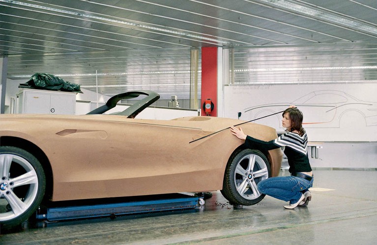 Maska to niemal połowa auta