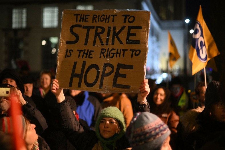 Demonstranci protestują przy 10 Downing Street w centrum Londynu, 16 stycznia 2023 r.