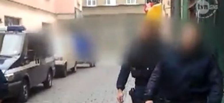 Reporter TVN nagrał policję, jak jedzie pod prąd. Wykręcili mu rękę, zabrali telefon