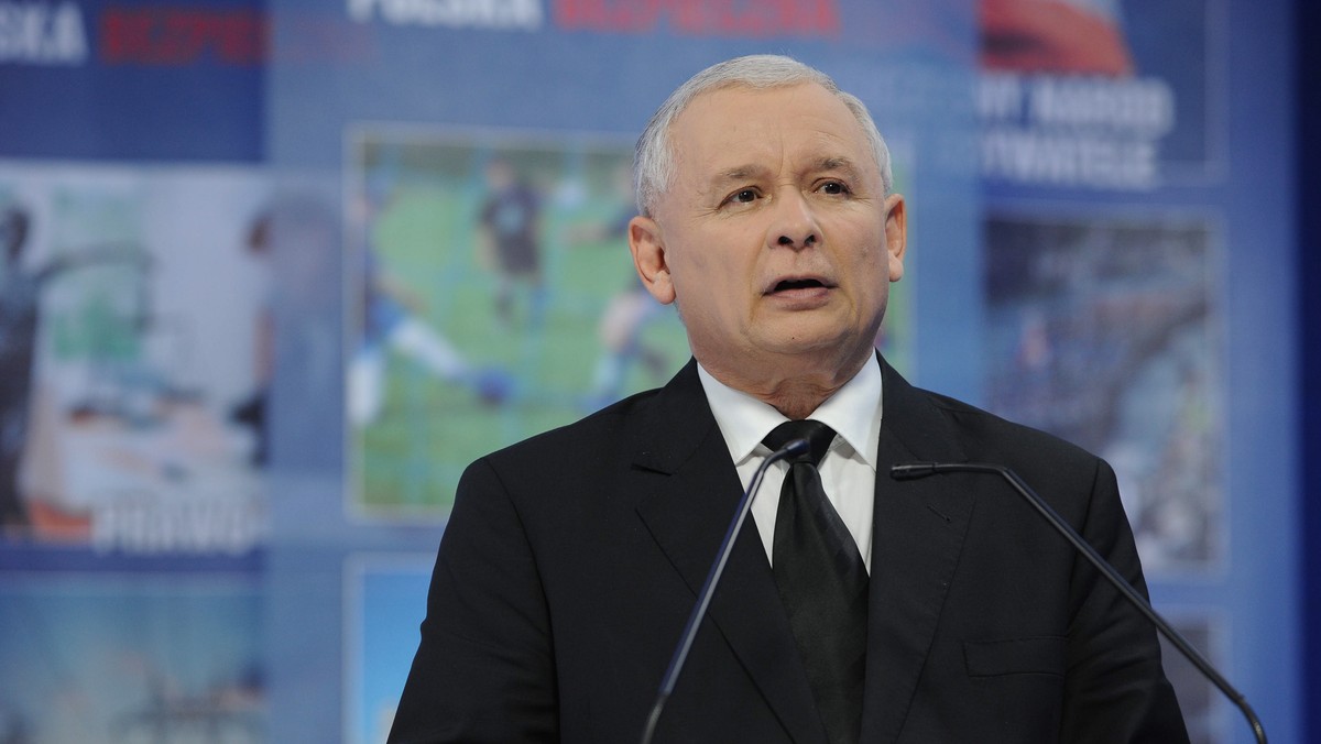 - Jeśli wygramy wybory i będziemy mogli stworzyć rząd, to premierem zostanę ja - mówi w wywiadzie dla Onetu prezes PiS Jarosław Kaczyński. Zdradza przy tym wyniki wewnętrznych sondaży: PiS ma 2-3 pkt. proc. przewagi nad PO. - Jeśli trend się utrzyma, to być może, że wyjdziemy nawet wyraźnie przed Platformę Obywatelską - przewiduje. Z Jarosławem Kaczyńskim rozmawia Jacek Gądek (Onet). Oto część pierwsza.