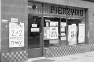 Plakaty wyborcze wywieszone w witrynie piekarni. Gdańsk, 4 czerwca 1989. fot. Leonard Szmaglik / zbiory Europejskiego Centrum Solidarności