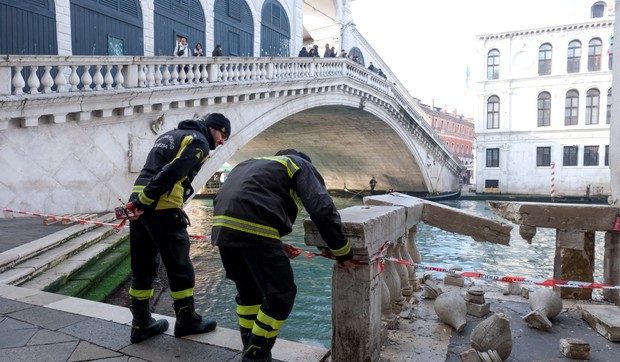 Ukrala gondolu pa se zakucala u ogradu kod Rijalto mosta u Veneciji