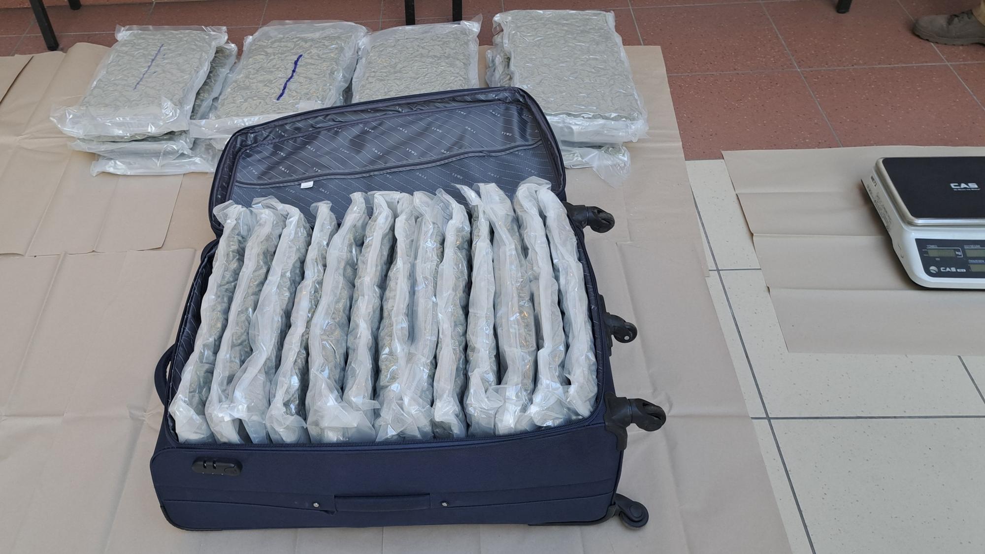 Maďarskí colníci odhalili 20 kilogramov marihuany vo dvoch balíkoch zo Španielska.