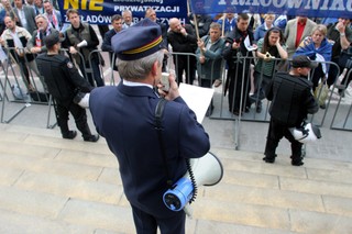 Pikieta kolejowej 'Solidarności' przed kancelarią premiera