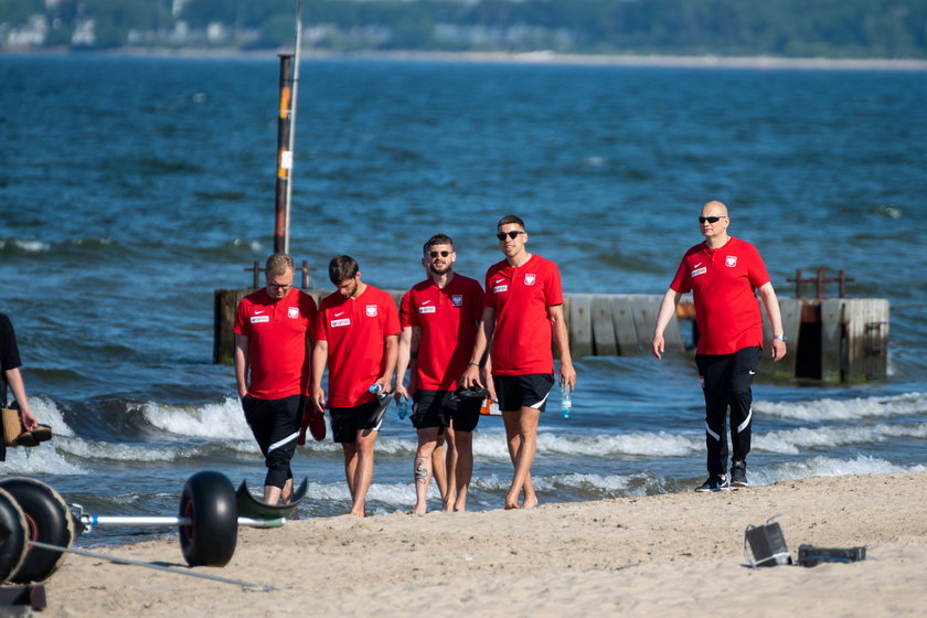 Boso na plaży. Tak "polska husaria" szykuje się do meczu z Hiszpanią