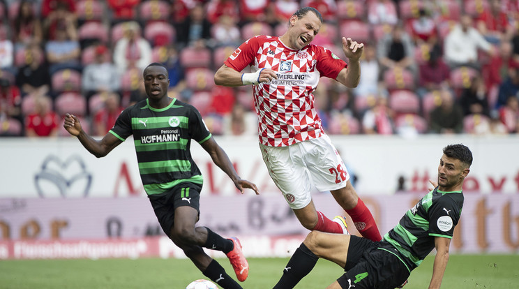 Szalai Ádám, a Mainz (k), valamint Dickson Abiama (b) és Maximilian Bauer a Greuther Fürth játékosai a német első osztályú labdarúgó-bajnokság 2021. augusztus 28-i mérkőzésén Mainzban. / Fotó: MTI/AP/DPA/Sebastian Gollnow