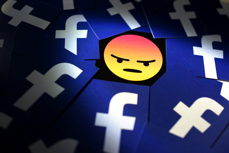 Wpływ prezentowanych treści na emocje użytkowników Facebooka (2012)