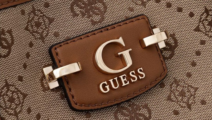 10 pięknych torebek z wyprzedaży Guess. Ociekają luksusem, a ceny jak z sieciówki!