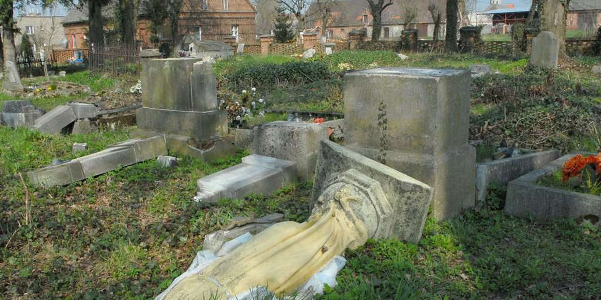 Zdweastowane groby na cmentarzu w Sulmierzycach