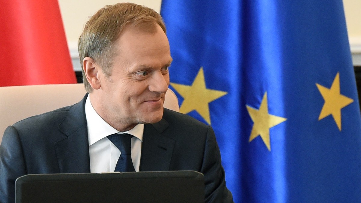 Dobrze pracę rządu ocenia 24 proc., niezadowolonych z niej jest 66 proc. badanych - wynika z sondażu TNS. Zdaniem 60 proc. Donald Tusk źle wypełnia obowiązki premiera, dobrze ocenia go 30 proc. Ponad połowa (56 proc.) pozytywnie ocenia prezydenta Komorowskiego.