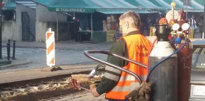 Tak głodny robotnik radzi sobie w pracy. To zdjęcie to hit internetu