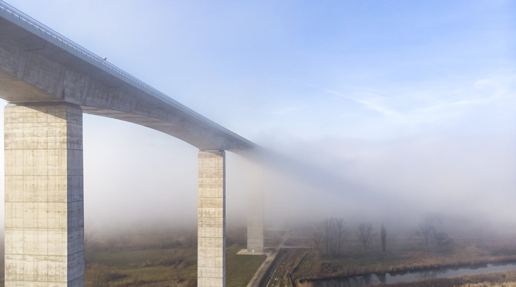 A kőröshegyi völgyhíd ködben és napsütésben 2019. december 8-án. / Fotó: MTI/Varga György