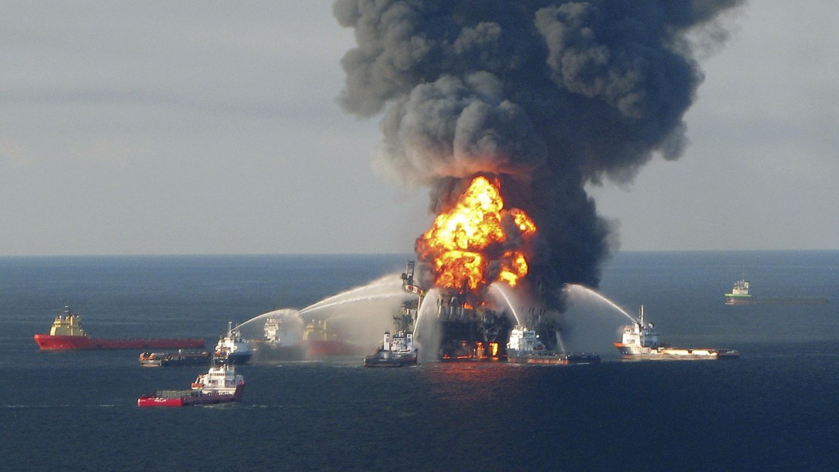 Ponad rok po tym jak na platformie wiertniczej Deepwater Horizon w Zatoce Meksykańskiej doszło do największego wycieku ropy w historii wciąż aktualne jest pytanie: "co z tą ropą się stało?" Naukowcy z Woods Hole Oceanographic Institute (WHOI) opublikowali właśnie zaskakujące wyniki badań dotyczących roli mikrobów w degradowaniu plamy ropy zalegającej na powierzchni wody w Zatoce Meksykańskiej.