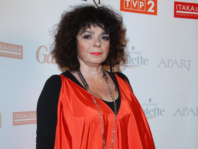 Równie nieudanym elementem tej stylizacji był makijaż: mocny, prawie teatralny, uwydatniający upływający wiek i straszący różem w kolorze pomarańczowej „bombki”