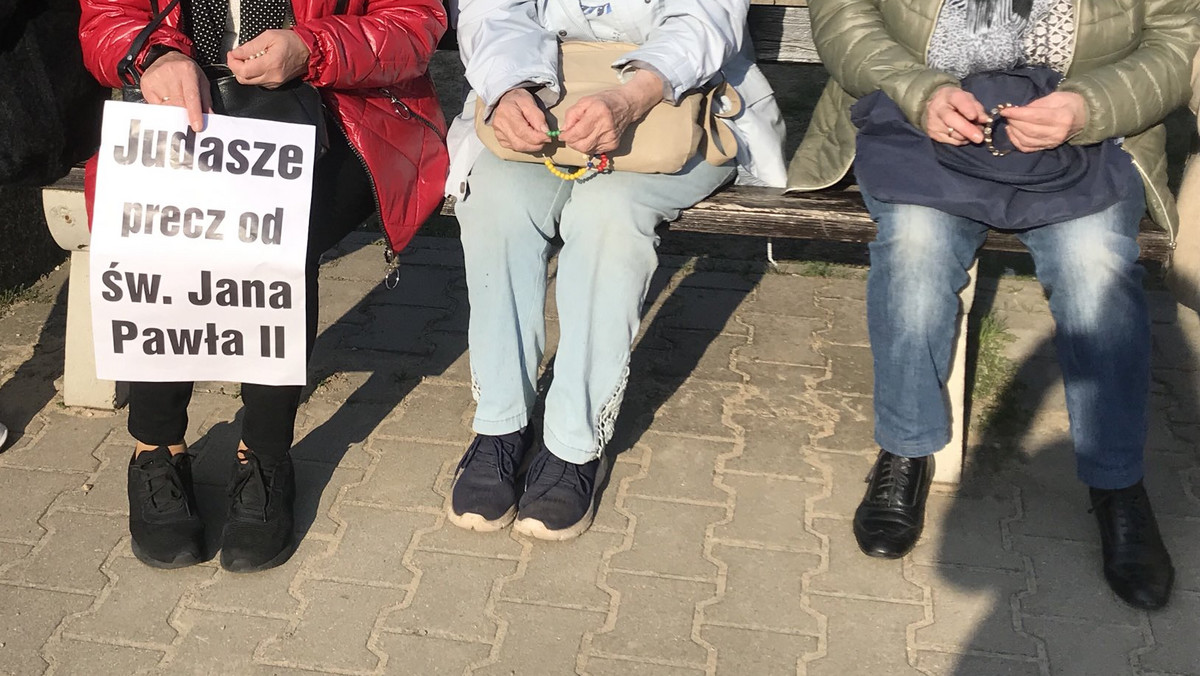 Donald Tusk odwiedził Podlasie. Mieszkańcy Kleosina przynieśli różańce