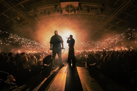 SADA JE JASNO - Jala Brat i Buba Corelli rasprodaju SVAKU zakazanu arenu širom kontinenta: Desetine hiljada fanova hrli na spektakle u produkciji SKYMUSIC