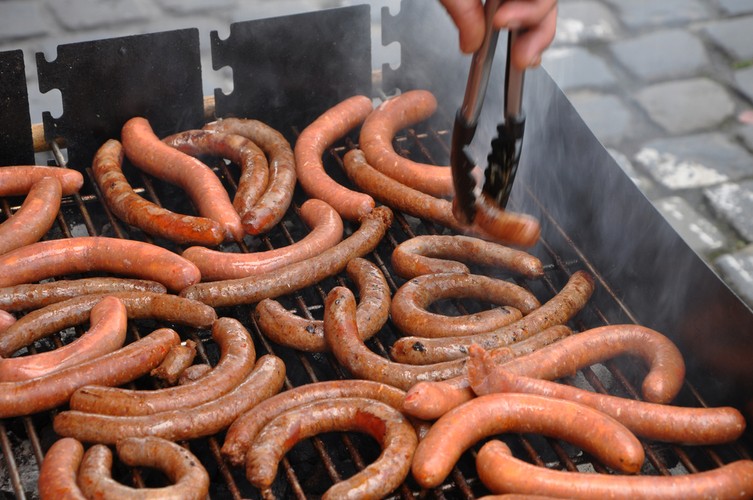 <b>Mergues</b><br />Tradycyjne cienkie, bardzo pikantne kiełbaski z jagnięciny. Podawane na zimno, albo z grilla i traktowane jako samodzielne danie albo dodatek do popularnej bagetki.