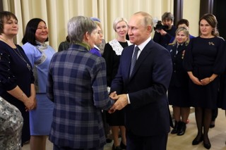 Putin spotkał się z matkami żołnierzy. ISW uważa, że były to podstawione urzędniczki