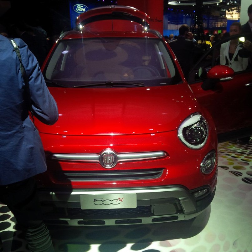 Nowy fiat 500X to najważniejsza premiera włoskiego producenta w czasie salonu samochodowego w Paryżu. 500X powiększa rodzinę modelu 500 produkowanego w Polsce i wjeżdża do klasy crossoverów - będzie pojazdem krzyżującym auto miejskie z vanem i podniesionym zawieszeniem stosowanym w SUV-ach. W czasie premiery w Paryżu Fiat zaskoczył publiczność filmem z viagrą w roli głównej… ILE KOSZTUJE NOWY SUV nowy fiat 500X w Polsce zaskoczy ceną