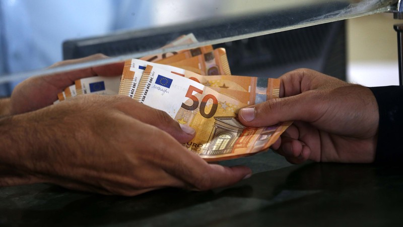 BNR a intervenit pentru leu, dar banii din bănci se împuținează, iar dobânzile încep să crească