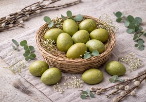 Ofarbajte jaja u najlepšu maslinasto zelenu boju sa 2 sastojka iz kuhinje