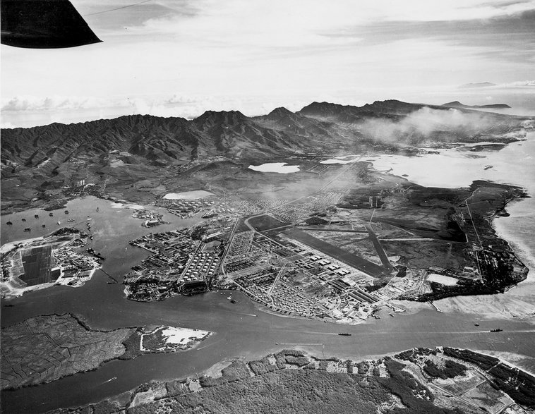 Widok na bazę marynarki wojennej USA Pearl Harbor i lotnisko Hickam Army na Hawajach, 13 października 1941 r. Wśród widocznych okrętów jest pięć pancerników i lotniskowiec USS Enterprise (CV-6)