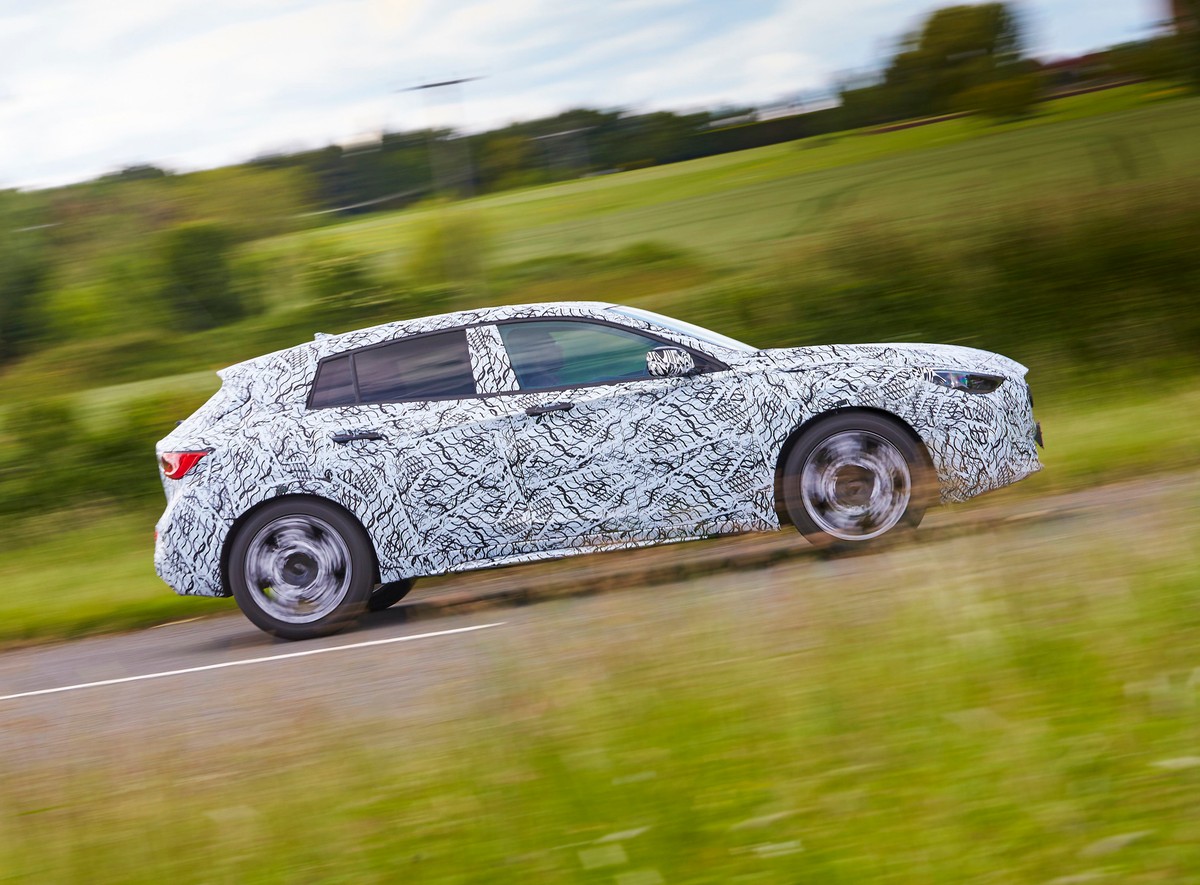 Nowe infiniti Q30 wreszcie zapoluje na Mercedesa, BMW i Audi. Pierwsze FOTO