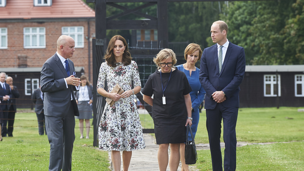 Po interwencji Muzeum Auschwitz niektóre amerykańskie serwisy skorygowały podaną przez siebie informację o "polskim obozie koncentracyjnym". Pojawiła się ona m.in. w CNN, która relacjonowała dzisiejszą wizytę brytyjskiej pary książęcej w b. niemieckim obozie Stutthof.