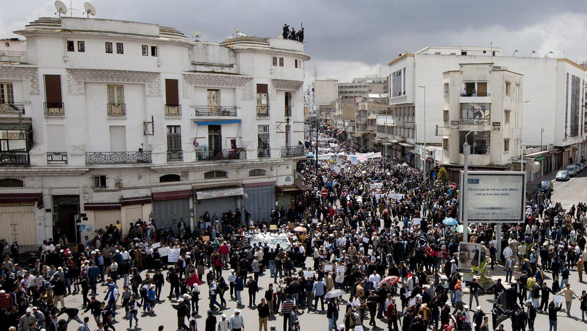 Tysiące ludzi demonstrowały w niedzielę w wielu marokańskich miastach za demokratycznymi reformami i większą sprawiedliwością społeczną - poinformowała wieczorem państwowa agencja MAP.