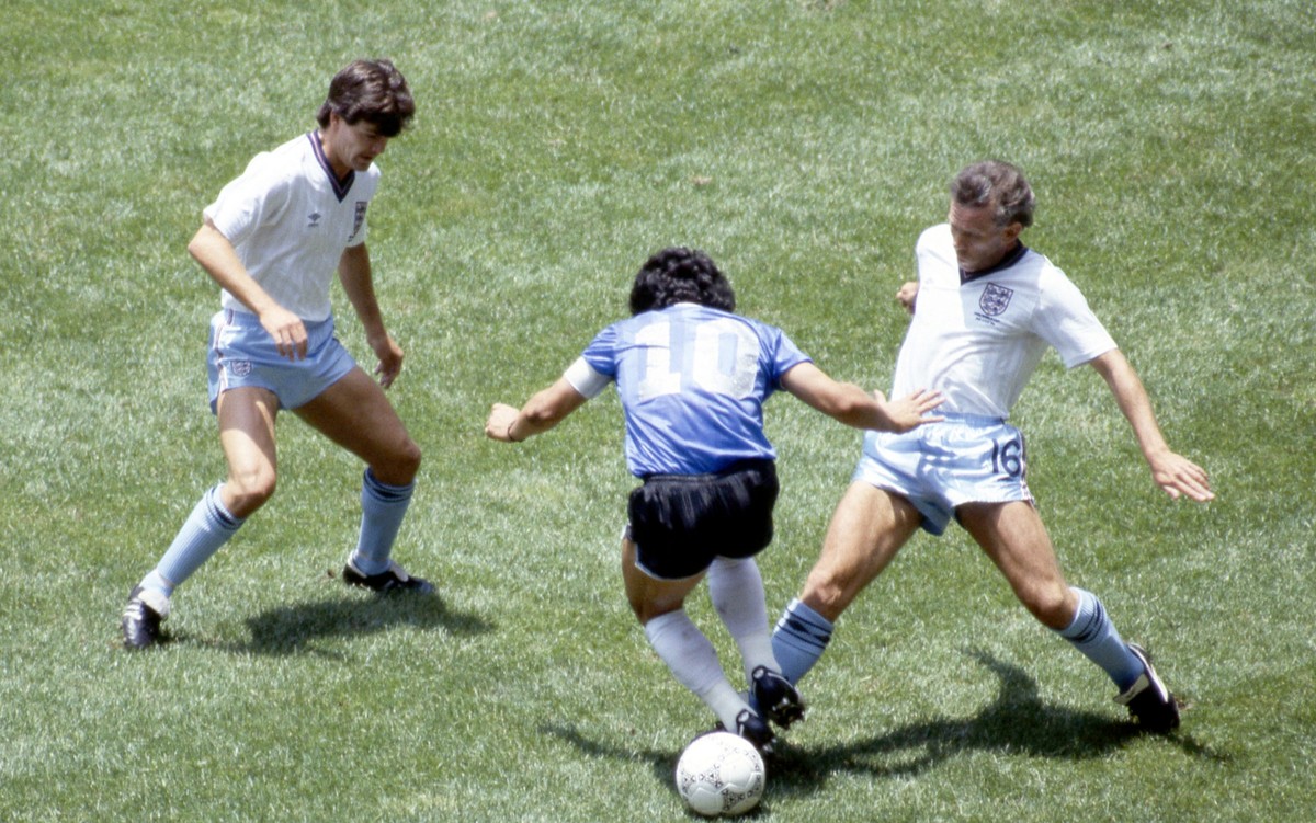 Diego Maradona i Steve Hodge (z lewej) oraz Peter Reid