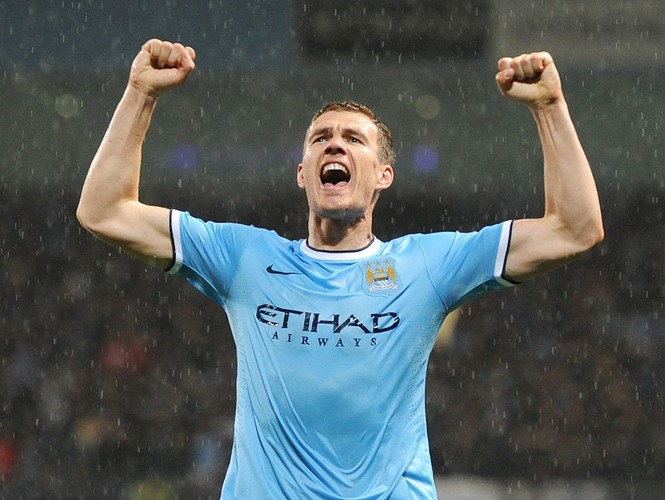 <b>7. Manchester City - wycena 863 mln dol.</b>
<br>
<br>
Przychody: 411 mln dol. 
<br>
<br>
Zysk operacyjny: 18 mln dol. 
<br>
<br>
Ten angielski klub zdobył trzy tytuły Mistrza Anglii, pięć razy wygrał Puchar Anglii, dwa razy – Puchar Ligi Angielskiej, a raz – Puchar Zdobywców Pucharów. Największe sukcesy osiągnął w latach 60. i 70. XX wieku, pod kierunkiem trenerów Joe Mercera i Malcolma Allisona mających do dyspozycji między innymi takich piłkarzy jak Colin Bell i Francis Lee.
<br>
<br>
W latach 90. zespół dwukrotnie spadł – najpierw z Premier League, następnie z Division One. Od 2002 roku nieprzerwanie występuje w najwyższej klasie rozgrywkowej. W sezonie 2011/2012 zespół zdobył tytuł mistrza Anglii.